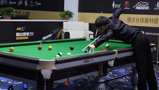 面露微笑 面露微笑